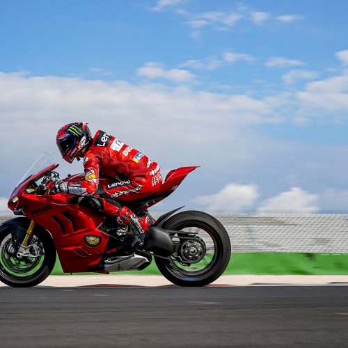 2022 Ducati Panigale V4 S Gallery Image 2